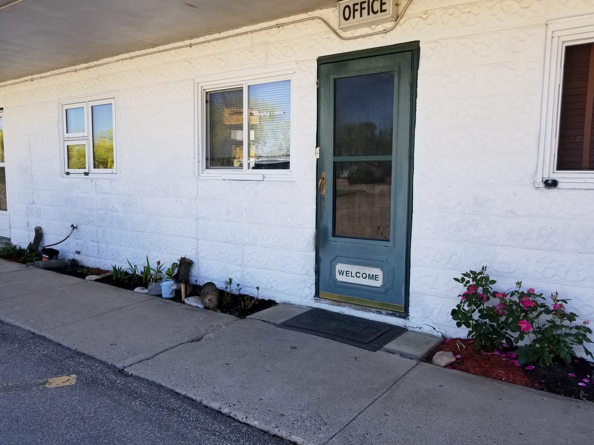 Melsask Motel Melville Esterno foto